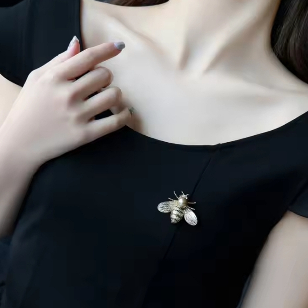 Bee 🐝 Brooch with Pearl Accent - Picture 5 of 5